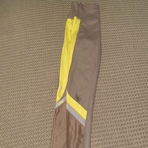 Alo yoga leggings//Stain on knee